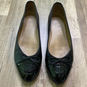 CHANEL BLACK BALLERINA LEATHER CAP TOE LOGO FLATS